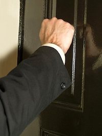 amin qui frappe à la porte
